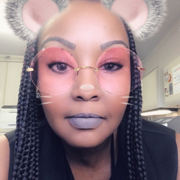 Meet your Posher, Charlette - Picture 1 of 2